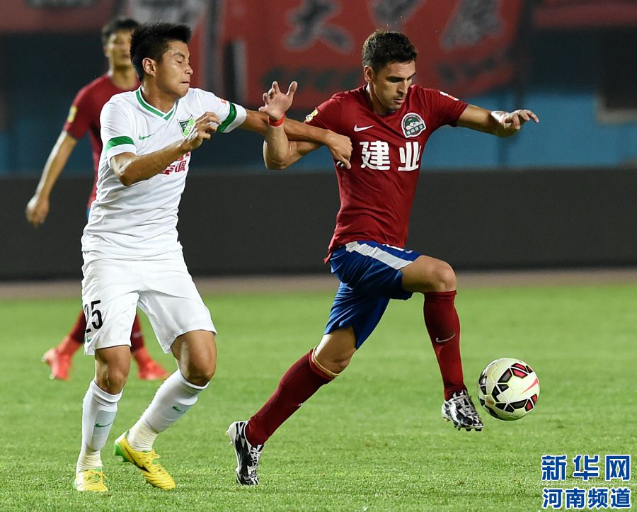 7月19日，河南建業(yè)隊球員伊沃（右）在比賽中帶球進攻。