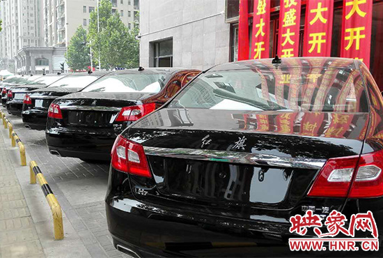 路邊一棟樓上懸掛著二三十條紅色條幅，全部是祝賀一家公司開業(yè)的。