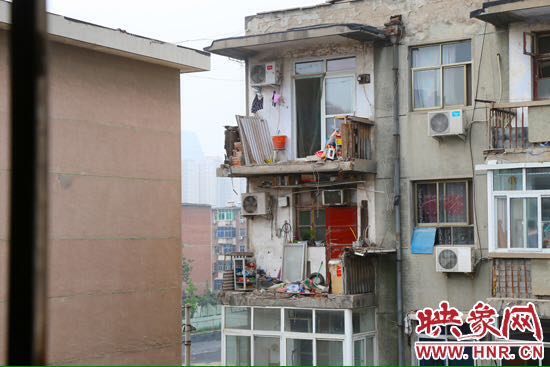 樓上多處陽臺出現(xiàn)裂縫，隨時有掉落危險