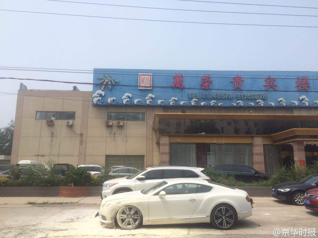 新郎租400萬(wàn)豪車迎親被鞭炮點(diǎn)燃