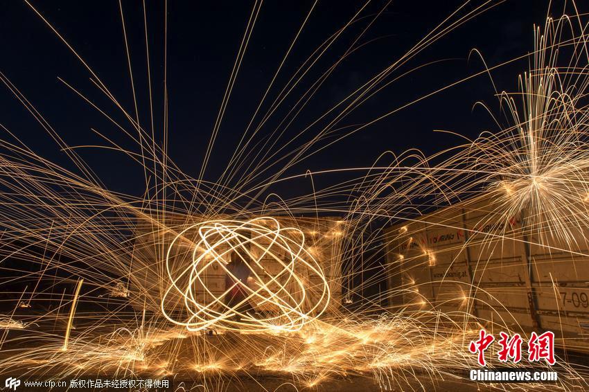 奧地利IT男長(zhǎng)曝光拍攝鋼絲燃燒 如焰火絢爛綻放