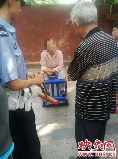 老太當(dāng)時(shí)坐在健身器材上做仰臥起坐，說環(huán)衛(wèi)工人影響她鍛煉身體了，便開始謾罵環(huán)衛(wèi)工人。