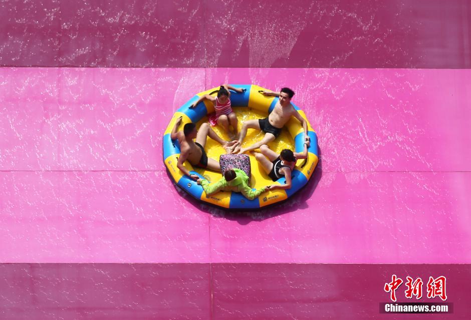 8月1日，民眾扎堆在南京湯山歡樂(lè)水魔方水上樂(lè)園戲水，享受“冰火兩重天”的涼爽和激情。連日來(lái)，中國(guó)大部分地區(qū)迎來(lái)高溫天氣。