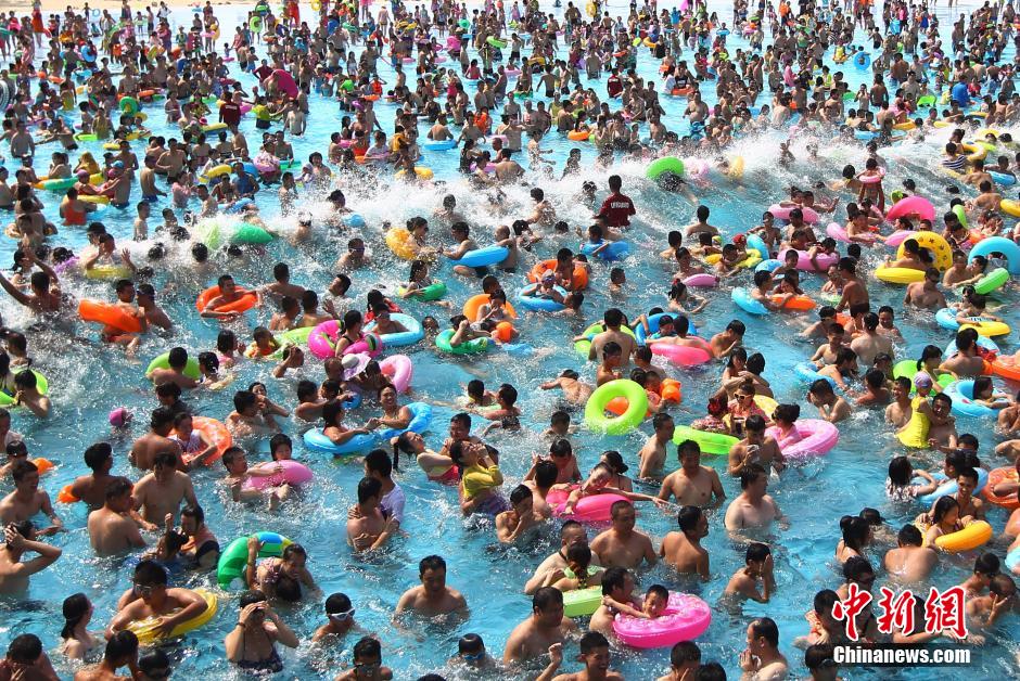 8月1日，民眾扎堆在南京湯山歡樂(lè)水魔方水上樂(lè)園戲水，享受“冰火兩重天”的涼爽和激情。連日來(lái)，中國(guó)大部分地區(qū)迎來(lái)高溫天氣。