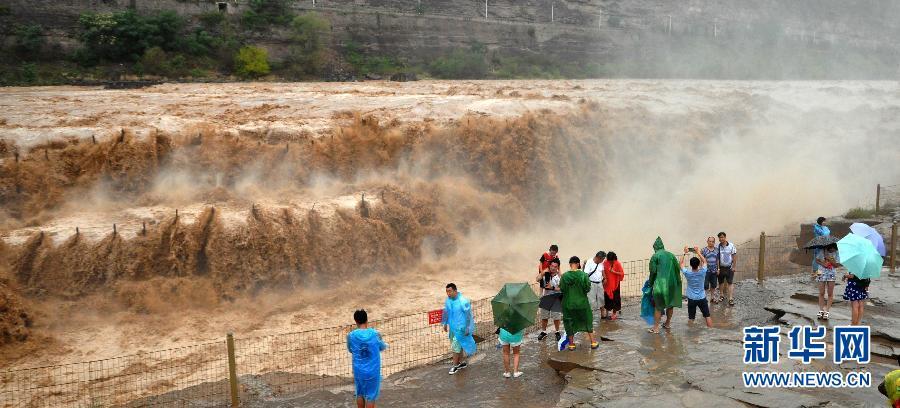 8月2日，游客在山西吉縣黃河壺口瀑布景區(qū)游覽觀瀑。