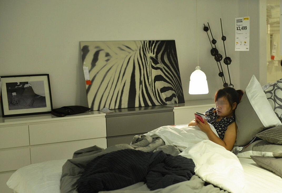 8月4日，杭州，“蹭涼族”在宜家杭州店的沙發(fā)或床鋪上休息。