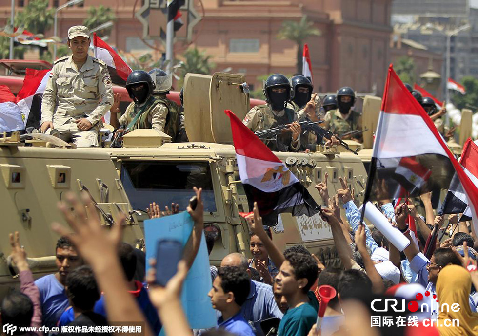 當(dāng)?shù)貢r(shí)間2015年8月6日，埃及開羅，民眾集會(huì)慶祝新蘇伊士運(yùn)河開通。圖片來源:CFP