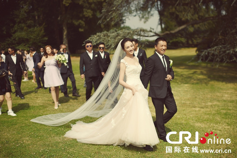 李小冉比利時(shí)辦婚禮 朱丹、鐘欣潼、應(yīng)采兒做伴娘