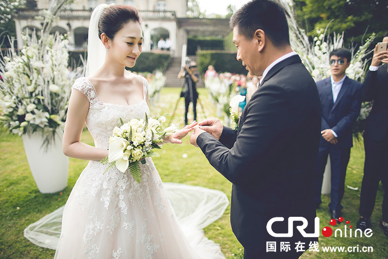 李小冉比利時(shí)辦婚禮 朱丹、鐘欣潼、應(yīng)采兒做伴娘