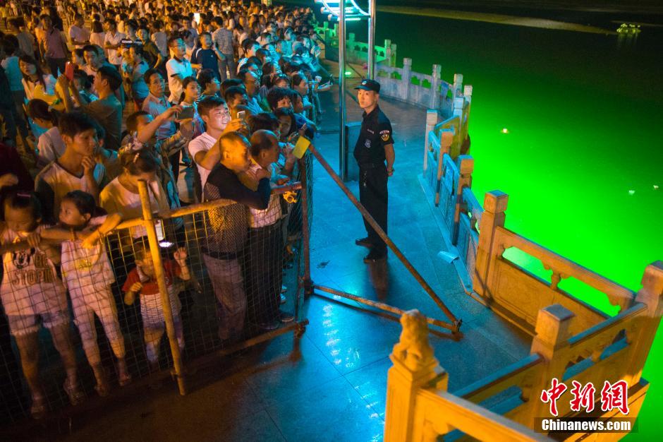 特警為河燈節(jié)保駕護航。 張云 攝