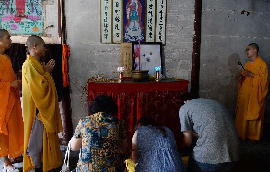 寺廟的僧人們在為寵物狗做超度。