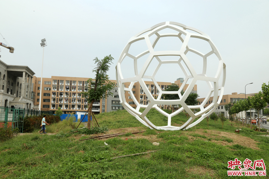 這是一座多邊形曲面藝術(shù)品，直徑約6米，剛剛建成，目前還沒(méi)有命名。