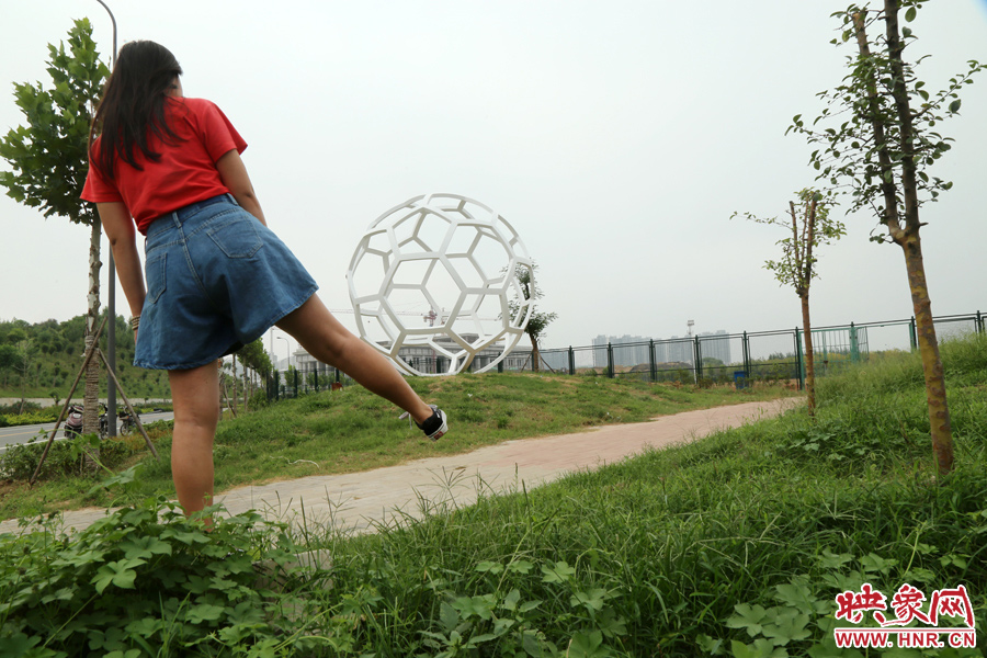 踢”足球“。