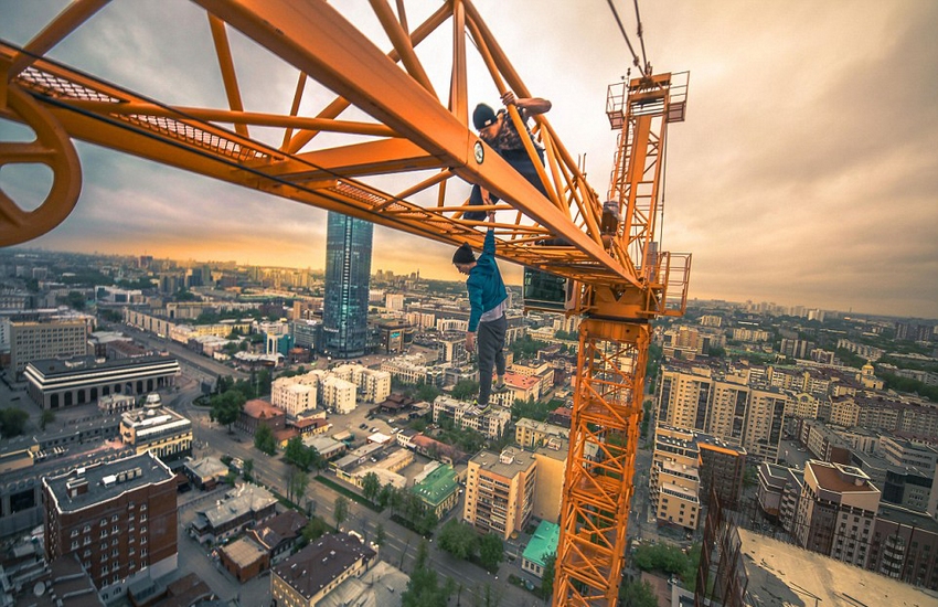恐高癥慎入！俄羅斯小伙高空跑酷炫特技驚險萬分