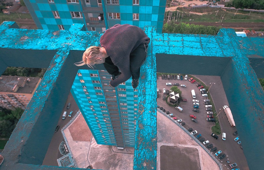 恐高癥慎入！俄羅斯小伙高空跑酷炫特技驚險萬分