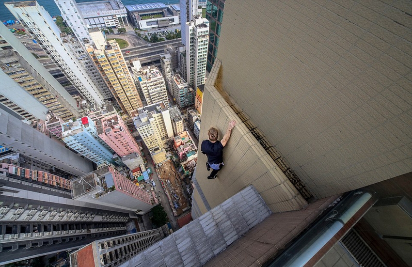 恐高癥慎入！俄羅斯小伙高空跑酷炫特技驚險萬分