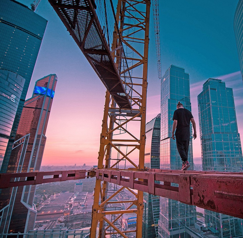 恐高癥慎入！俄羅斯小伙高空跑酷炫特技驚險萬分
