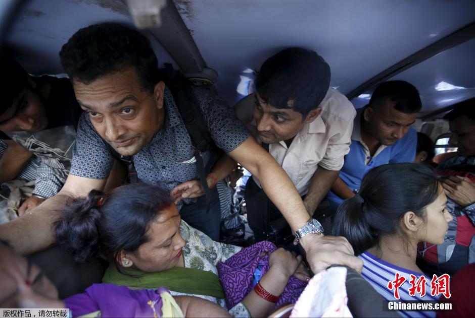 尼泊爾公交限量發(fā)車 乘客“包圍”巴士 尼泊爾公交限量發(fā)車 乘客“包圍”巴士