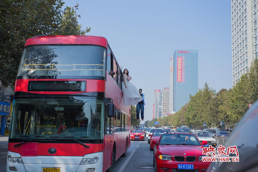 鄭州街頭現(xiàn)懸浮“婚禮” 呼吁摒棄物質追求純真愛情