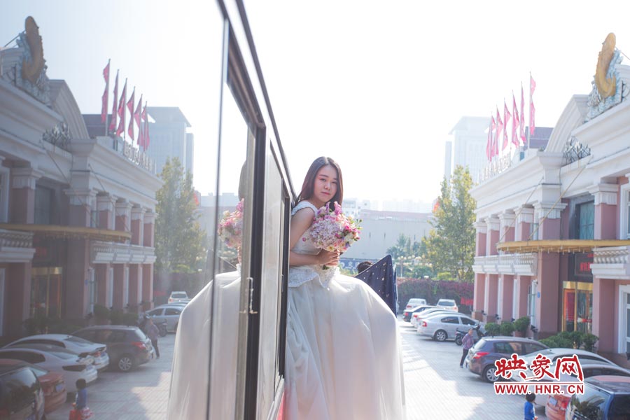 鄭州街頭現(xiàn)懸浮“婚禮” 呼吁摒棄物質追求純真愛情