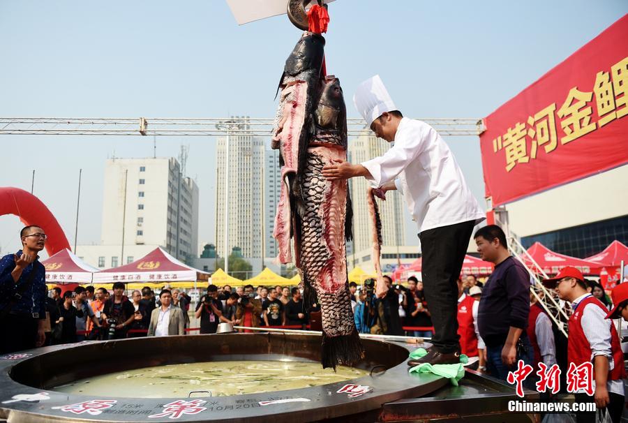 河南鄭州，一個(gè)直徑3.15米，深0.7米，可容納3噸高湯的“中原第一鍋”現(xiàn)場烹煮火鍋盛宴。