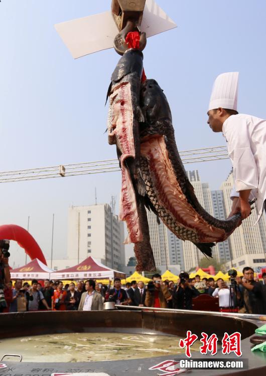 廚師對魚肉進(jìn)行處理。 圖片來源：CFP視覺中國