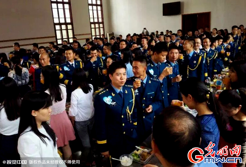 湖北武漢，“嫁人就嫁解放軍”，每年一屆的武漢軍旅姻緣會17日在駐漢空軍某指揮所文化活動中心舉行