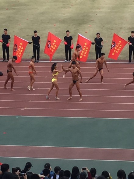 杭州某大學(xué)秋季運(yùn)動(dòng)會(huì)開(kāi)幕式 裸男大秀肌肉