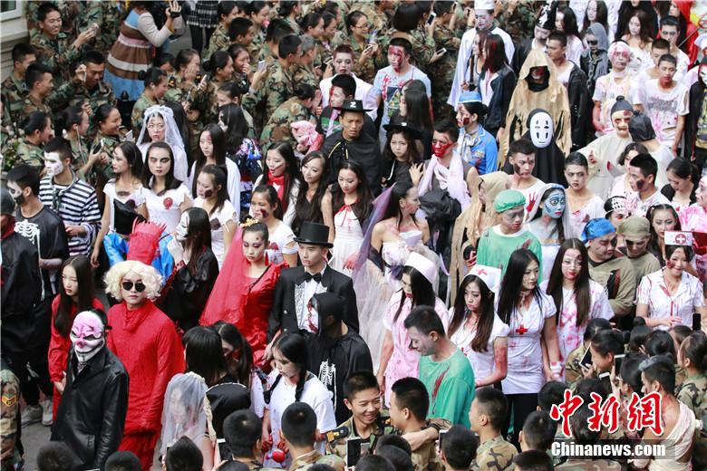 校園“萬圣節(jié)”恐怖化妝派對讓“群鬼”聚集。 何浠 攝