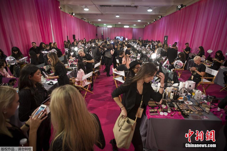 當?shù)貢r間11月10日，2015維多利亞的秘密年度內(nèi)衣秀在紐約上演，模特在后臺緊張地準備中。