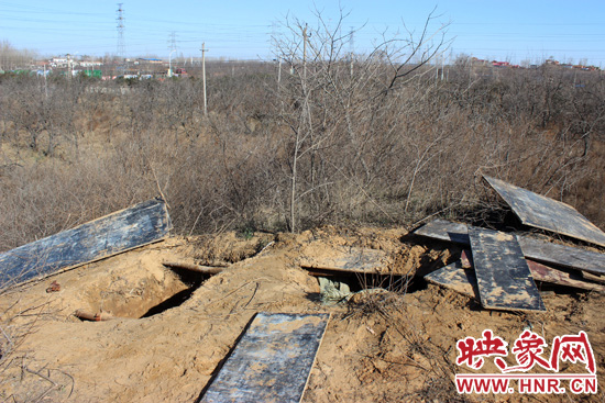 這次被盜的是位于北側(cè)的叔齊墓，墓塚上面有兩個(gè)盜洞，有十多米深。