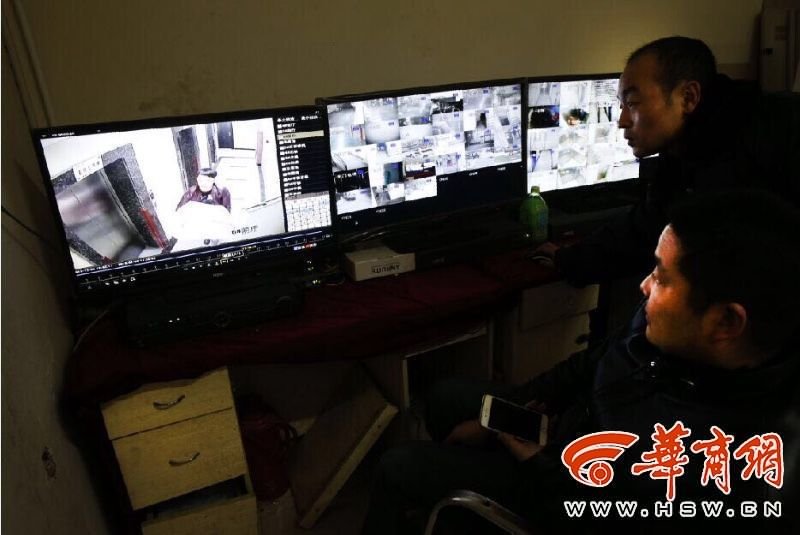 西安一小偷將保險(xiǎn)箱包在被子里離開 過(guò)程僅15分鐘