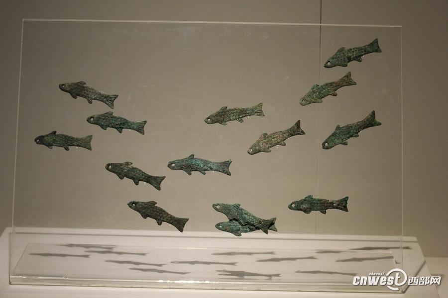 青銅魚符，有專家推測是覆蓋棺槨所用荒帷上懸掛的裝飾物。