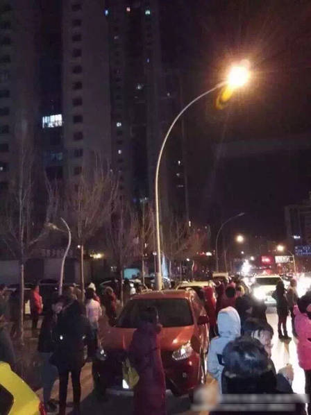 青海門源6.4級(jí)地震 市民攬被子避震 青海門源6.4級(jí)地震 市民攬被子避震