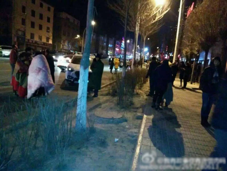 青海門源6.4級(jí)地震 市民攬被子避震 青海門源6.4級(jí)地震 市民攬被子避震