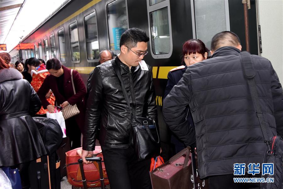 (關(guān)注春運)(28)全國各地迎來返程客流高峰 (關(guān)注春運)(28)全國各地迎來返程客流高峰