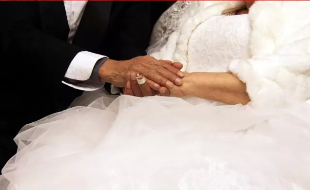 情人節(jié)最溫暖告白！84歲老人包下整樓示愛老伴