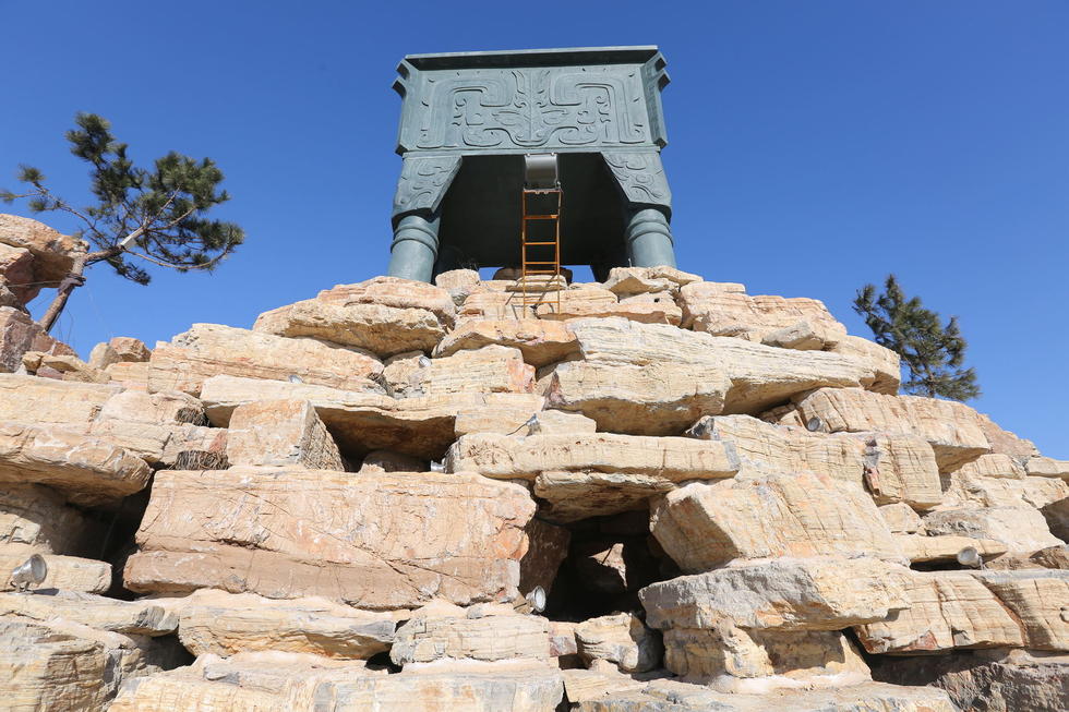 鄭州河邊建十米高銅鼎無防護(hù) 網(wǎng)友:不怕淹了？