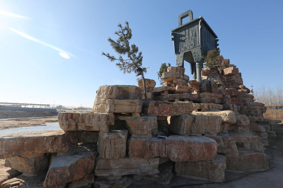 鄭州河邊建十米高銅鼎無防護(hù) 網(wǎng)友:不怕淹了？