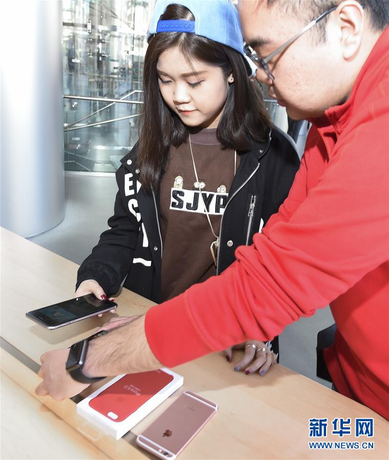 （經(jīng)濟(jì)）（4）Apple Pay正式在中國(guó)大陸市場(chǎng)推出