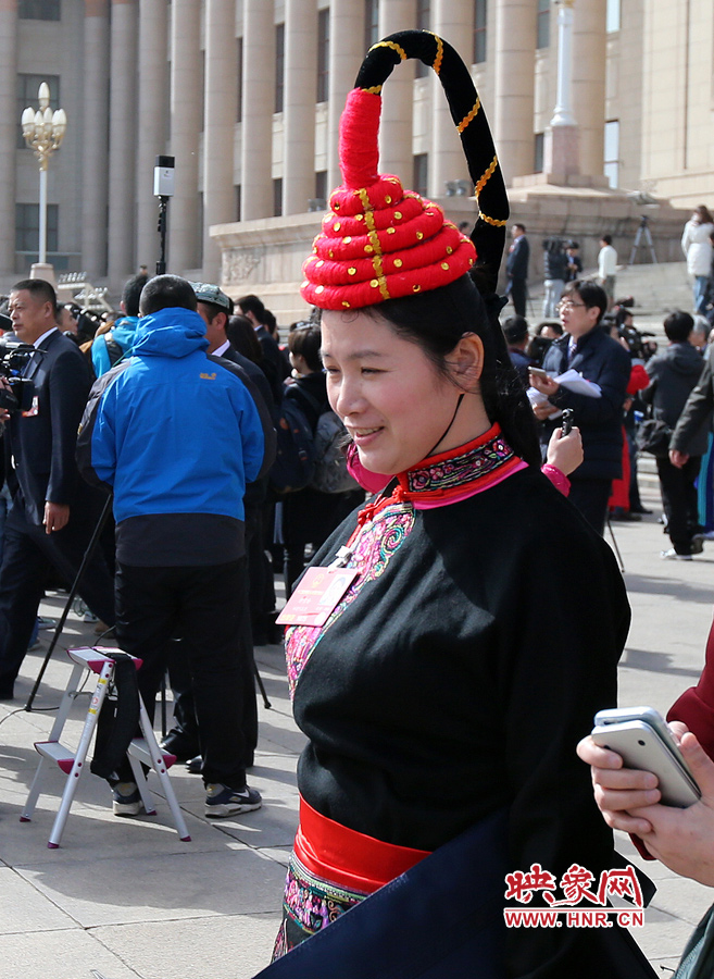 這位代表的頭飾你能猜出是哪個省的么？