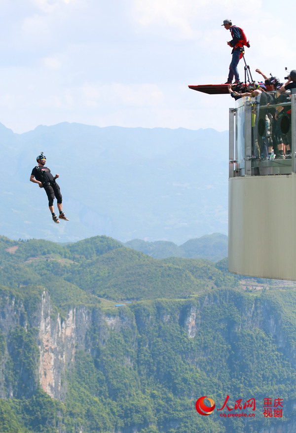 28日，2016世界低空跳傘大賽在重慶云陽龍缸景區(qū)正式開賽。圖為選手角逐中。劉政寧 攝