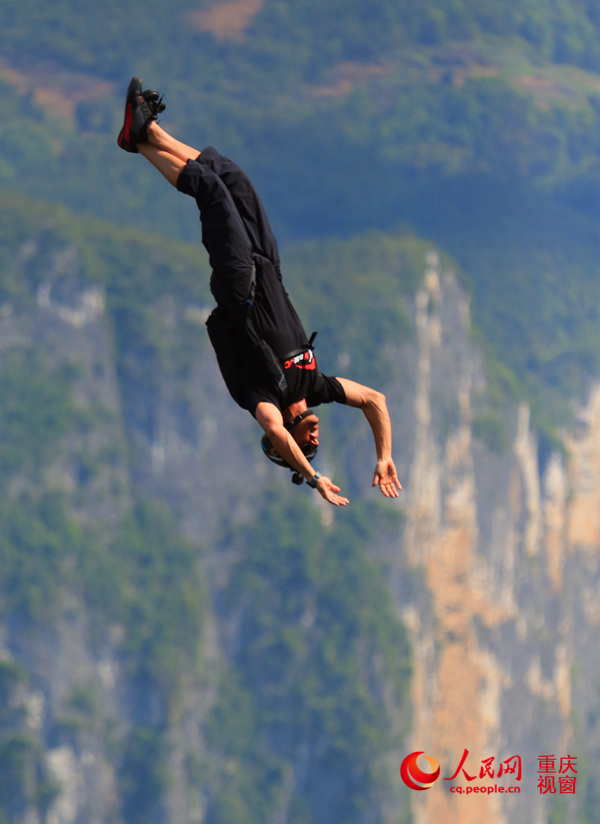 28日，2016世界低空跳傘大賽在重慶云陽龍缸景區(qū)正式開賽。圖為選手角逐中。劉政寧 攝