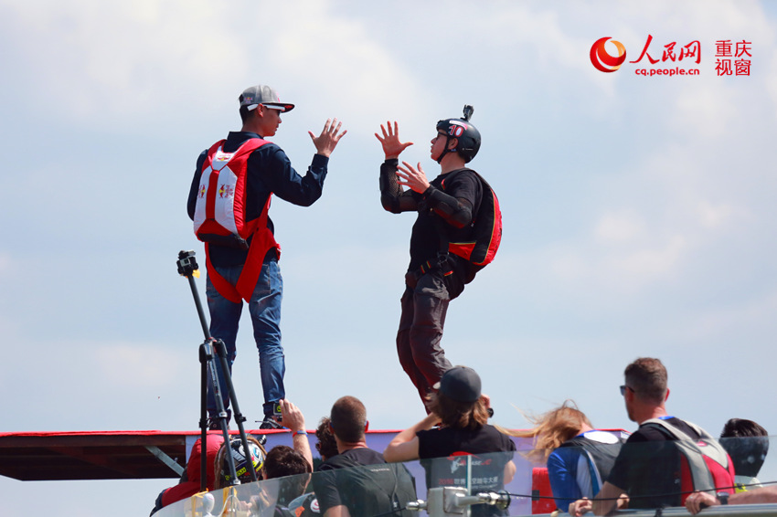 28日，2016世界低空跳傘大賽在重慶云陽龍缸景區(qū)正式開賽。圖為選手角逐中。劉政寧 攝