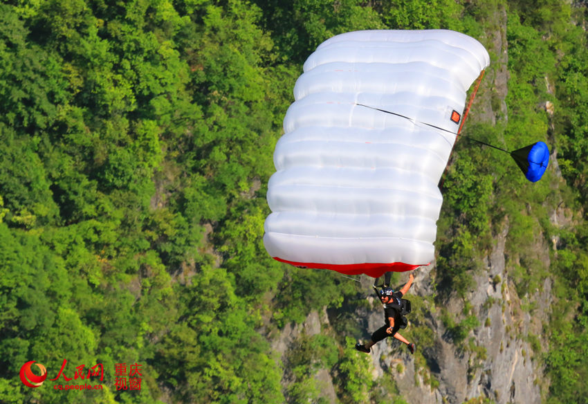 28日，2016世界低空跳傘大賽在重慶云陽龍缸景區(qū)正式開賽。圖為選手角逐中。劉政寧 攝