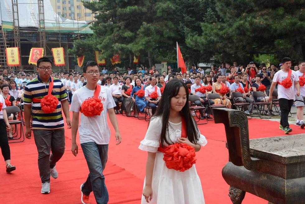 吉林高考狀元走紅毯過(guò)狀元橋拜孔子領(lǐng)獎(jiǎng)金 吉林高考狀元走紅毯過(guò)狀元橋拜孔子領(lǐng)獎(jiǎng)金