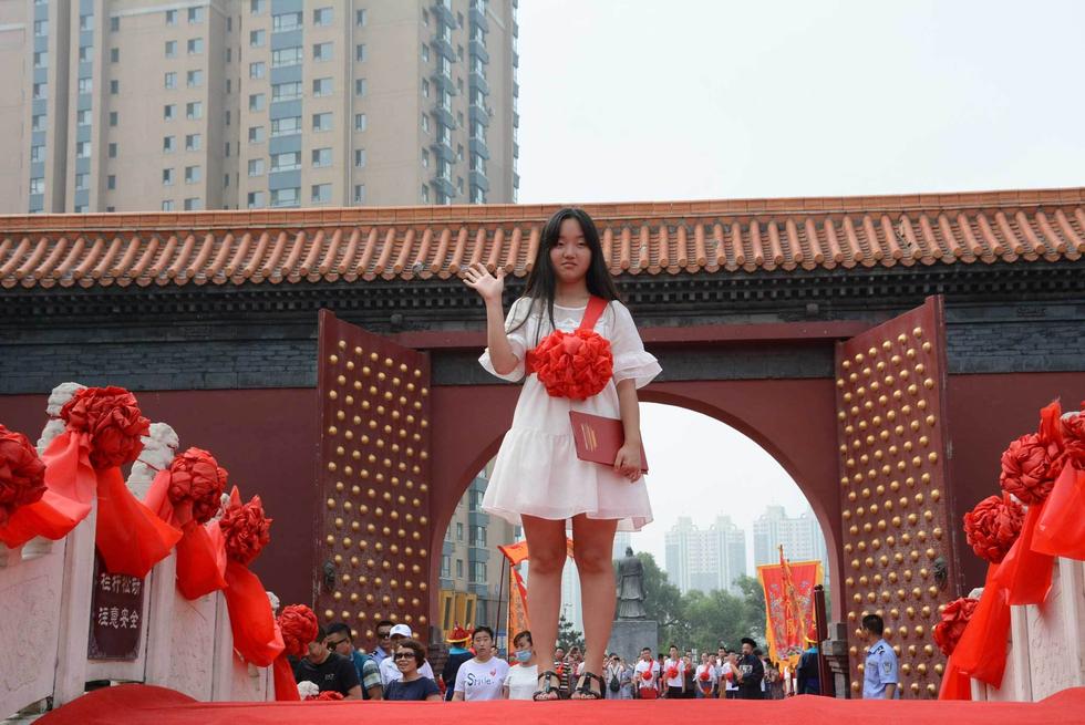 吉林高考狀元走紅毯過(guò)狀元橋拜孔子領(lǐng)獎(jiǎng)金 吉林高考狀元走紅毯過(guò)狀元橋拜孔子領(lǐng)獎(jiǎng)金