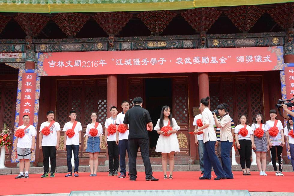 吉林高考狀元走紅毯過(guò)狀元橋拜孔子領(lǐng)獎(jiǎng)金 吉林高考狀元走紅毯過(guò)狀元橋拜孔子領(lǐng)獎(jiǎng)金