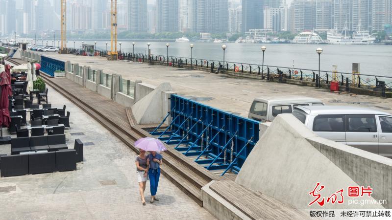 “抗洪神器”現(xiàn)身外灘 專家稱安全過關(guān)暫不擴(kuò)建 “抗洪神器”現(xiàn)身外灘 專家稱安全過關(guān)暫不擴(kuò)建