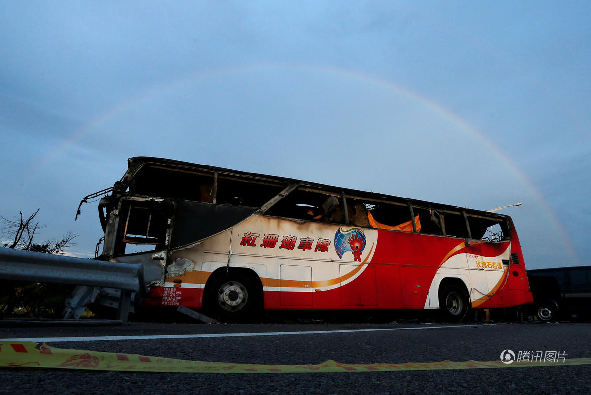 臺(tái)灣出事大巴附近升起一道彩虹 仿佛為遇難者祈福 臺(tái)灣出事大巴附近升起一道彩虹 仿佛為遇難者祈福